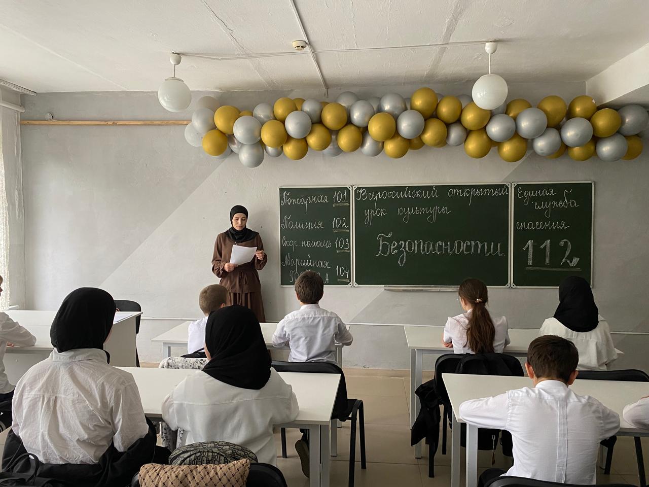 Действия сотрудников охраны, обучающихся и работников объектов (территорий) образовательных организаций при захвате заложников и срабатывании на территории образовательной организации взрывного устройства, доставленного беспилотным летательным аппаратом.